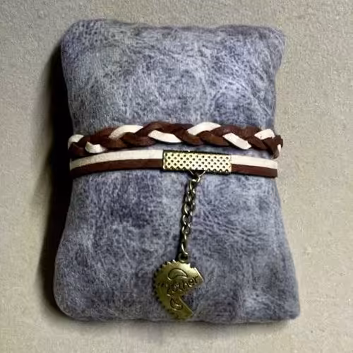 دستبند تریشه چرمی مدل بافت قهوه ایی و کرم همراه با خرج کار و زنجیر برنزی