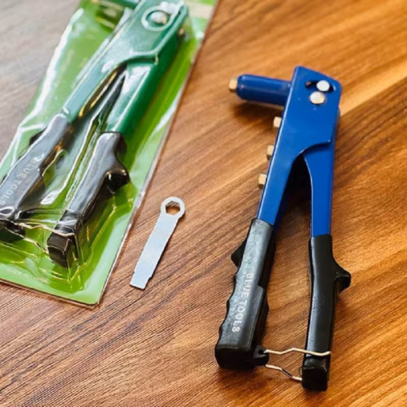 دستگاه پرچ  از جنس پلاستیک و فلز