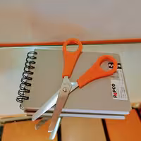 قیچی فانتزی مهد کودک با تیغه فلزی در رنگهای جذاب و متفاوت.قیچی کوچک