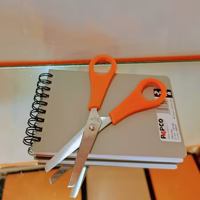 قیچی فانتزی مهد کودک با تیغه فلزی در رنگهای جذاب و متفاوت.قیچی کوچک