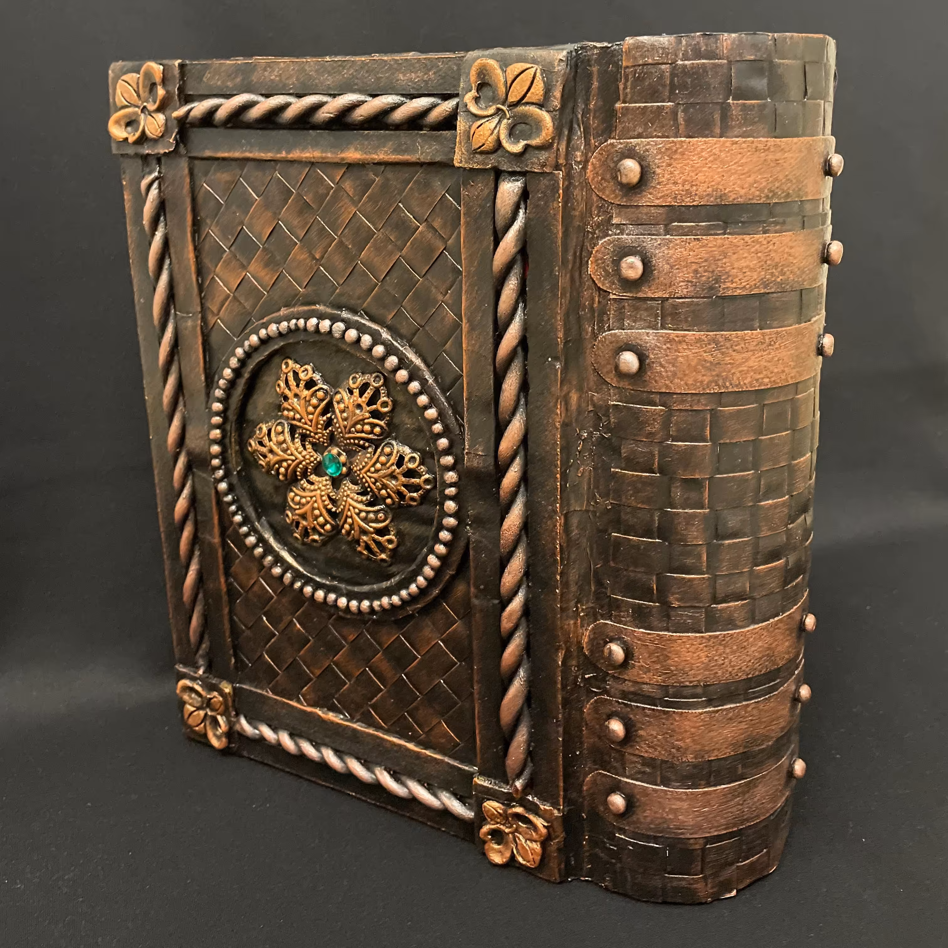 جعبه کادوی لوکس از جنس چوب مناسب برای هدایای نفیس و مناسبت ها