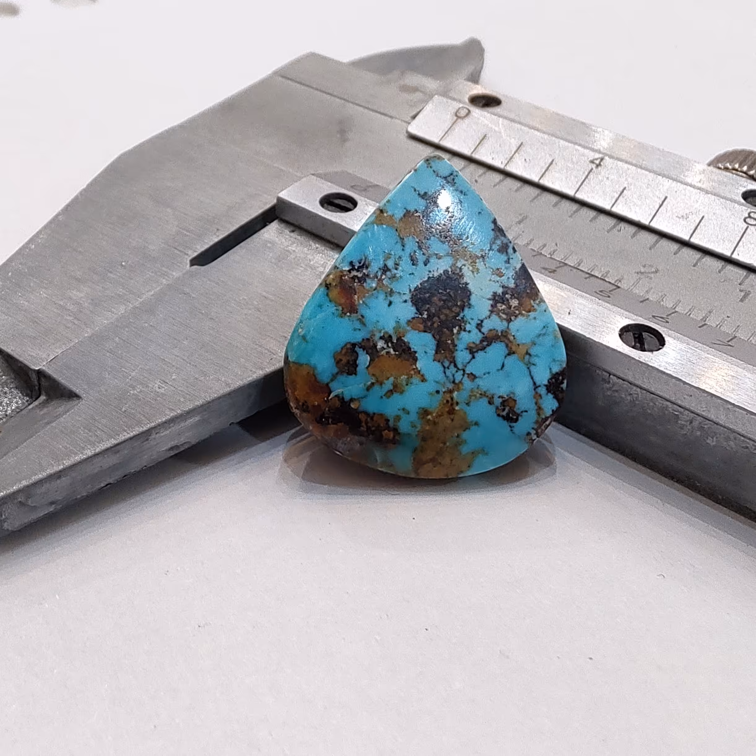 فیروزه نیشابور  تراش اشک با رگه های قهوه ای و طلایی