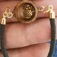 دستبند دست ساز اپوکسی کاج مدل جغدطرح بلوط طبیعی برند E. K کد1385(ارسا