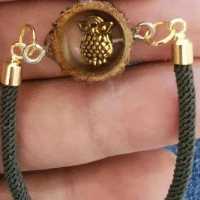 دستبند دست ساز اپوکسی کاج مدل جغدطرح بلوط طبیعی برند E K کد1385(ارسا