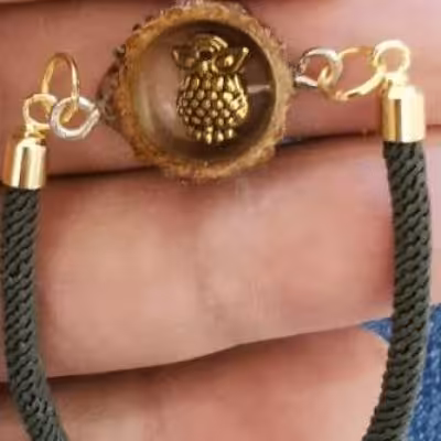 دستبند دست ساز اپوکسی کاج مدل جغدطرح بلوط طبیعی برند E. K کد1385(ارسا