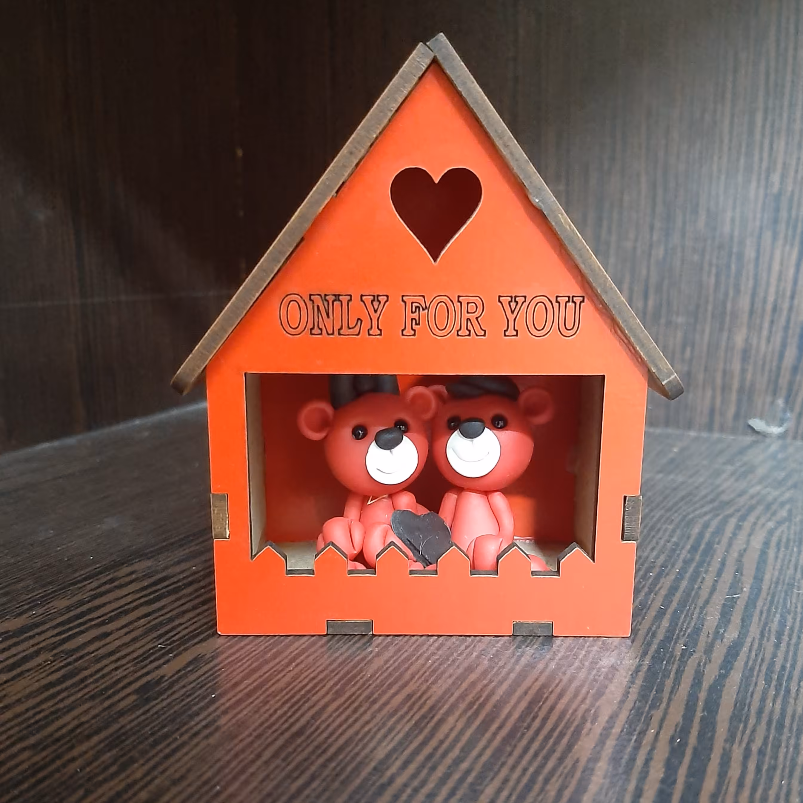 کلبه قرمز چوبی خرس  ولنی