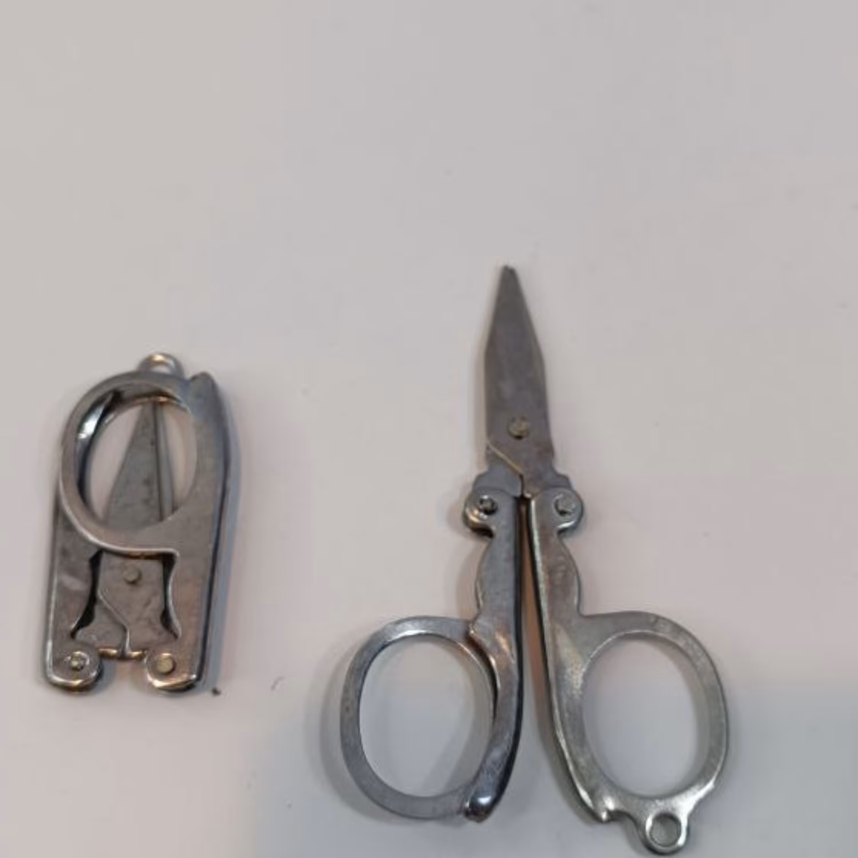 قیچی تاشو کوچک حدود 9سانتی مناسب جاکلیدی و همراه بودن