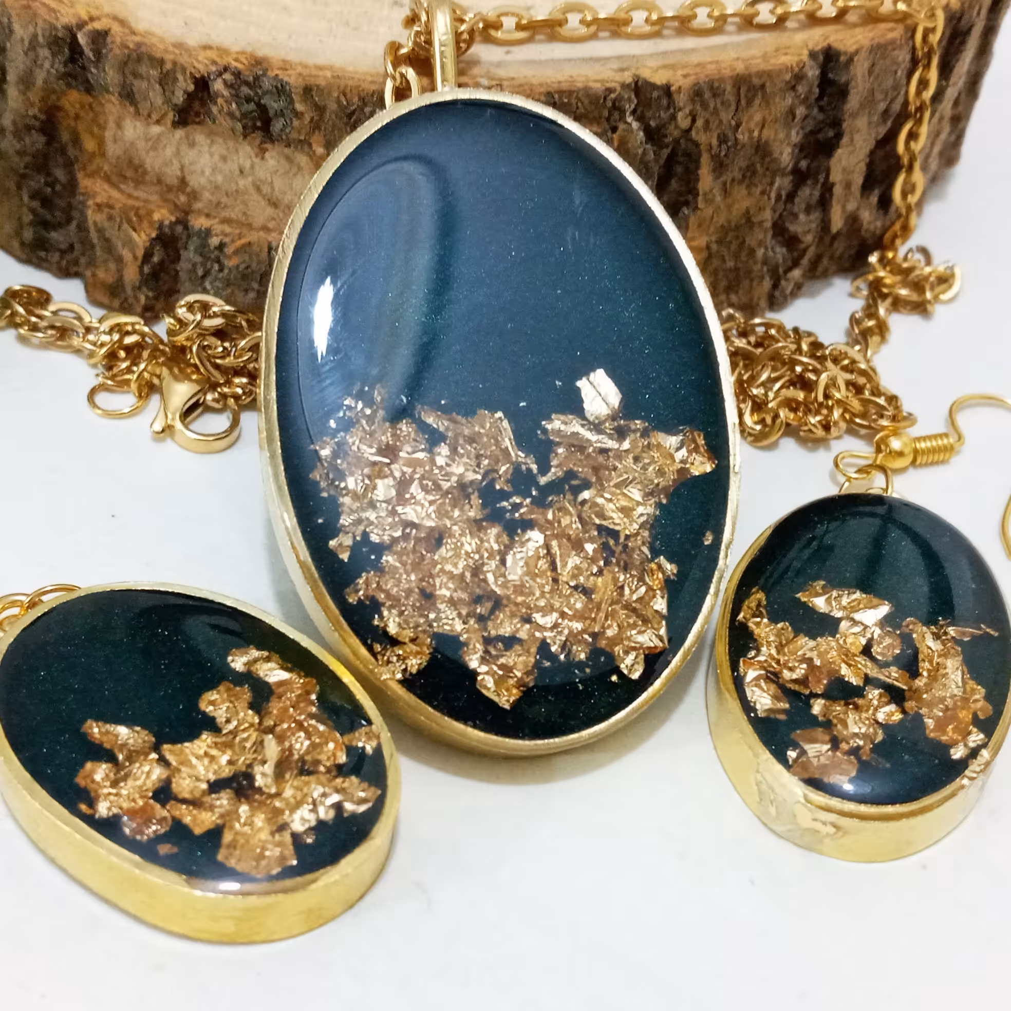 زیورآلات رزینی با استفاده از رنگ و ورق طلا .رنگ ثابت و بسیار شفاف و شیک