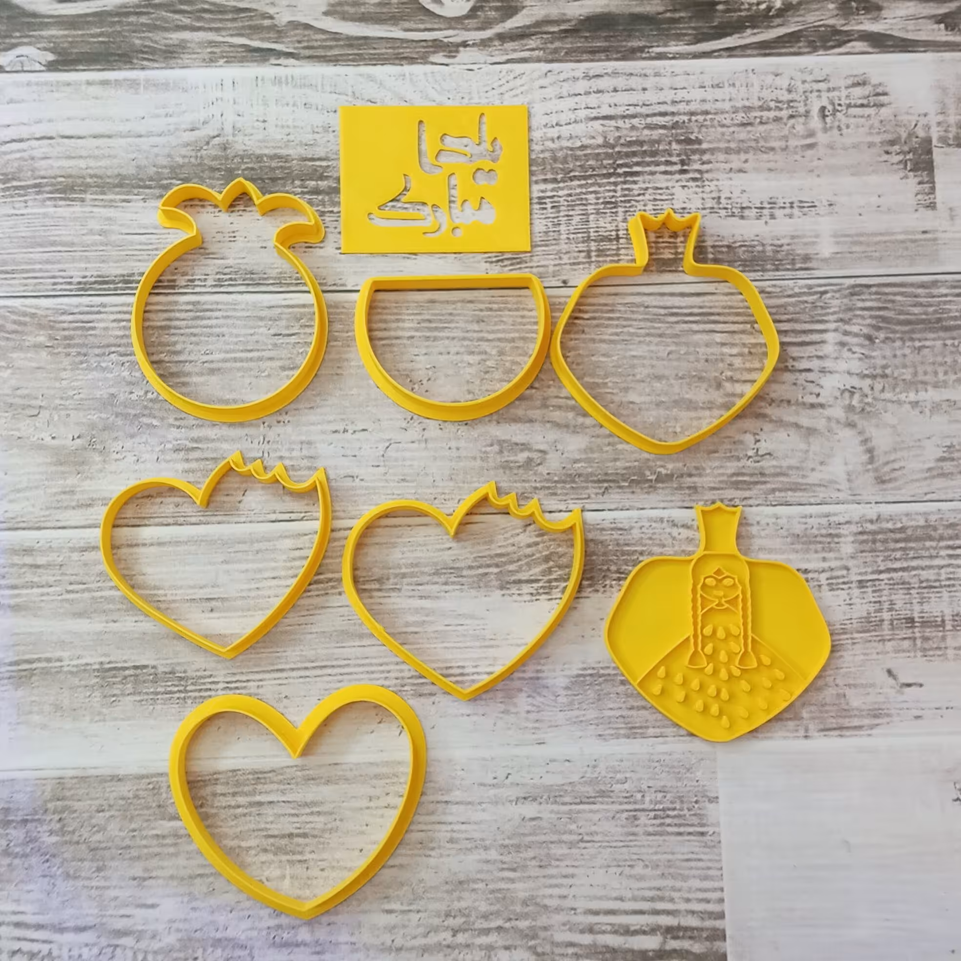 قالب یلدایی، پک 6 تایی 7 سانت.1 عدد استنسیل،4 عدد کاتر و یک عدد مهر ،مهر و کاتر 