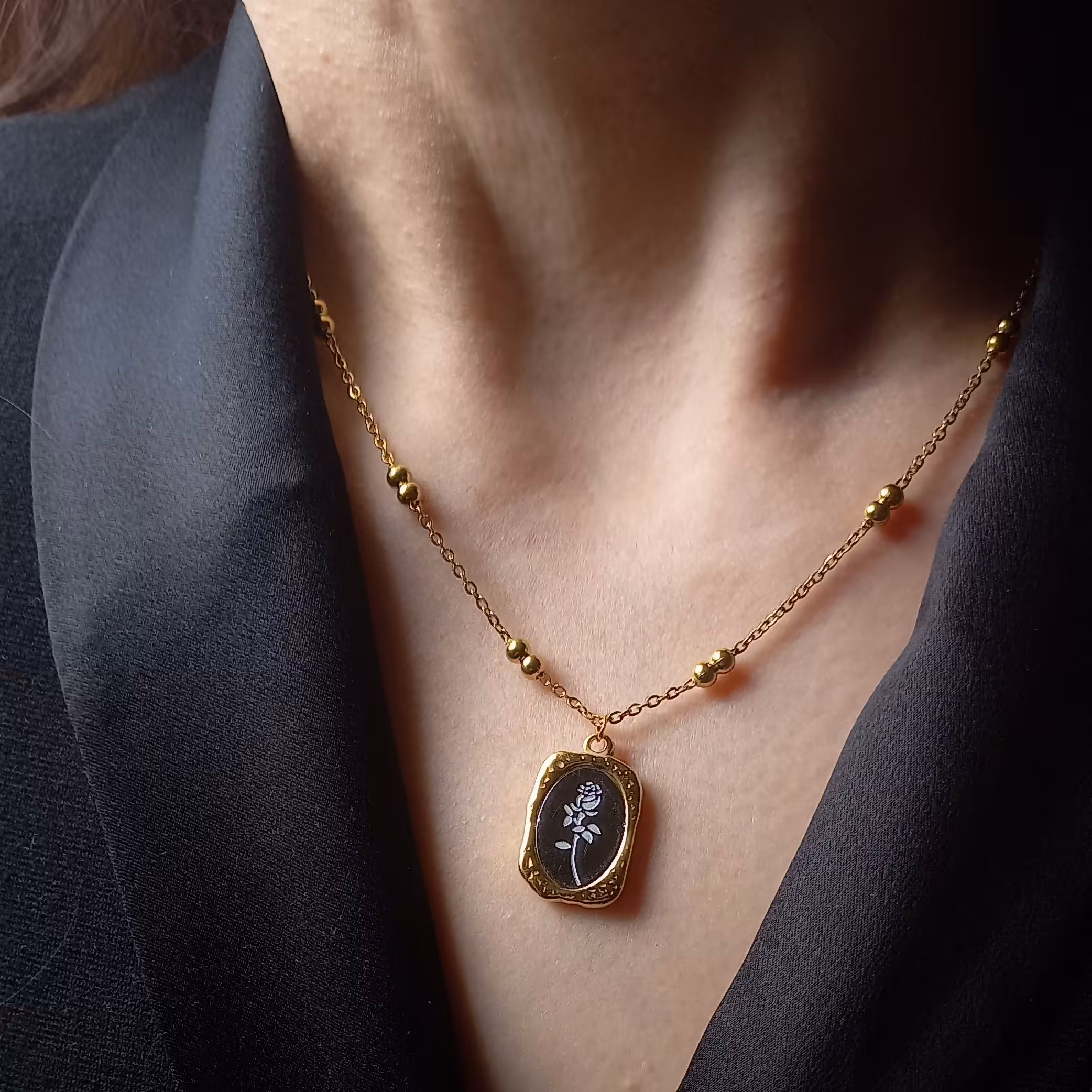 گردنبند استیل رنگ ثابت پلاک گل و زنجیر توپی 