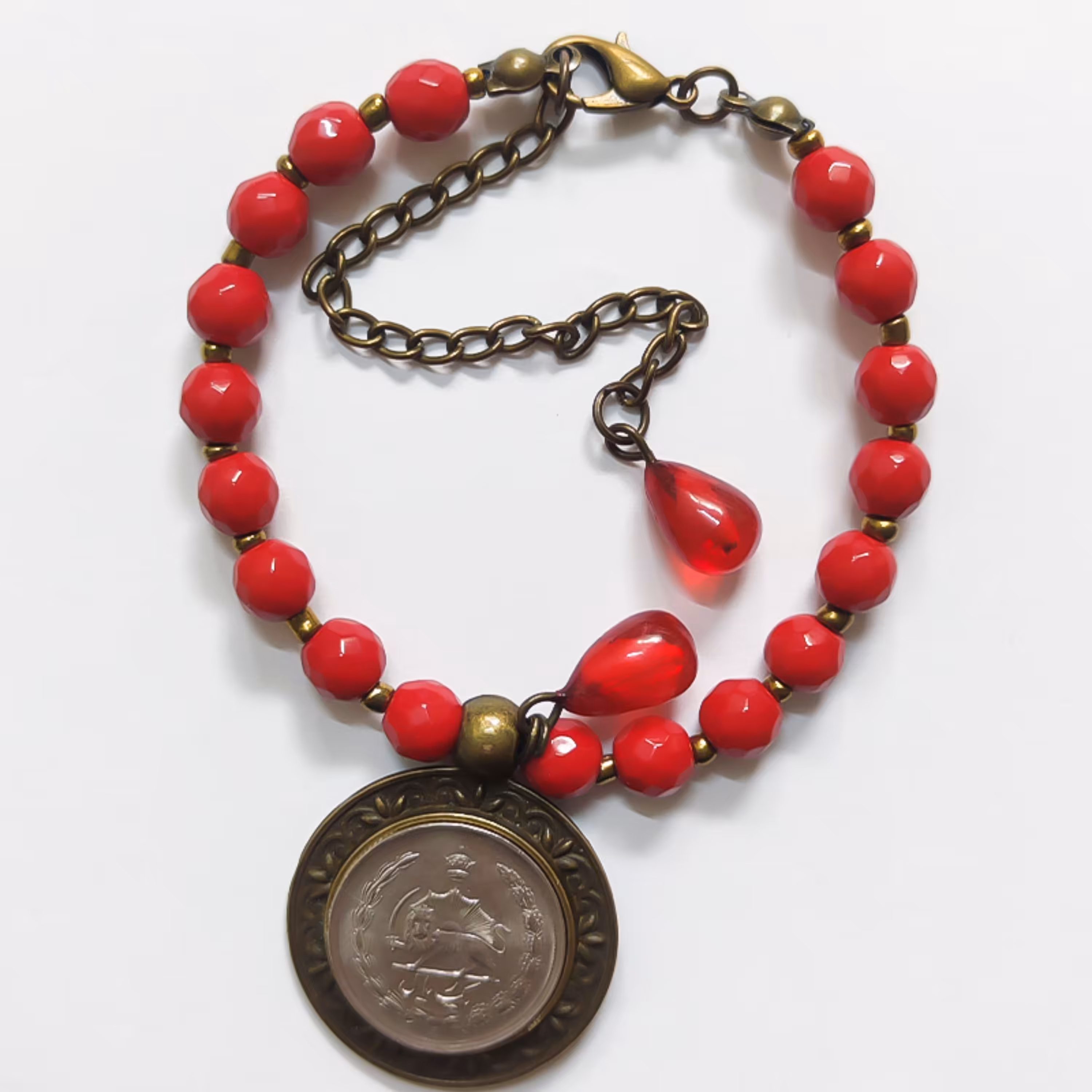 دستبند سکه و سنگ ساخته شده از سنگ طبیعی مرجان و عقیق مناسب یلدا 