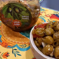 زیتون کبابی همراه با فلفل قرمز و روغن زیتون و سیر اعلا 