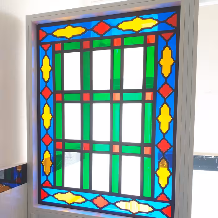 مبدل پنجره ی معمولی به پنجره رنگی (گره چینی) طرح مستطیل .قیمت هر متر مربع پنج میلیون و شصت هزار تومان (پس کرایه)