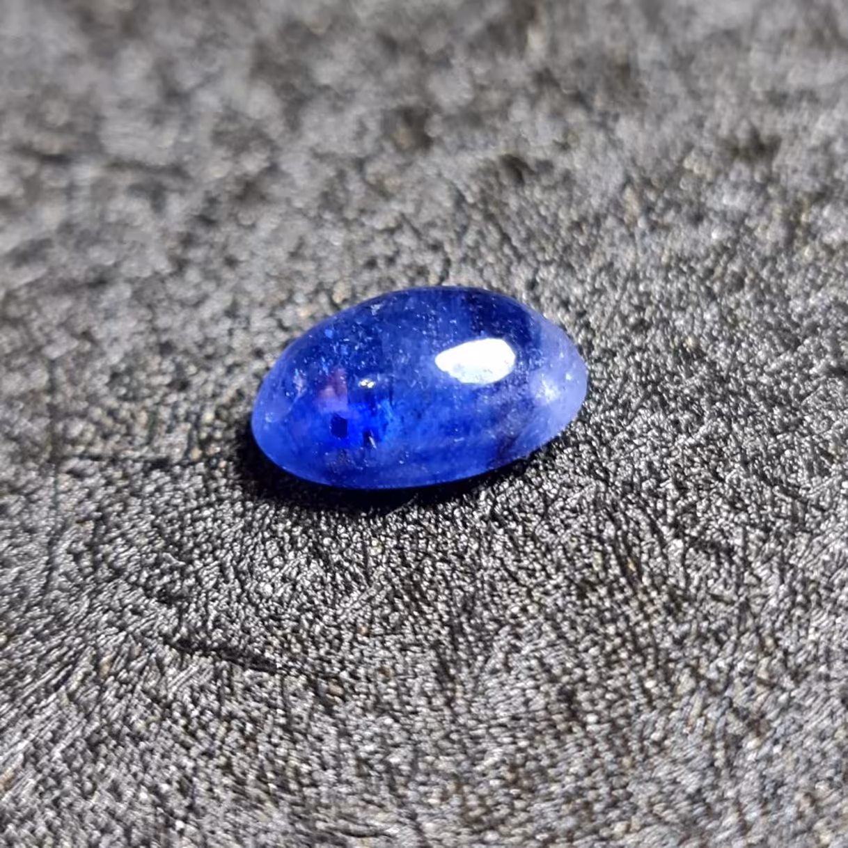  نگین زیبای سنگ یاقوت کبود خوش رنگ معدنی با وزن 5 قیراط 
کد  28714