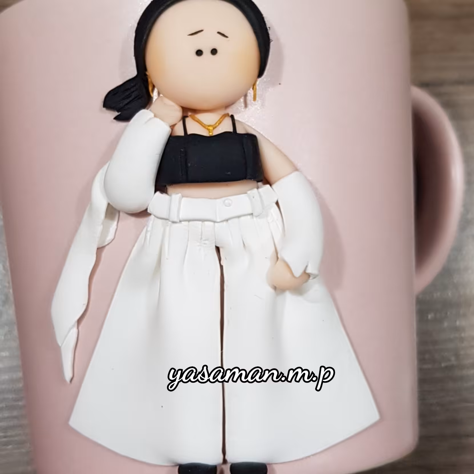 ماگ دختر،شلوار دمپا،ساخته شده با خمیر فیمو،قابل شستشو و ضد اب،مناسب مایعات داغ،هدیه بسیار زیبا