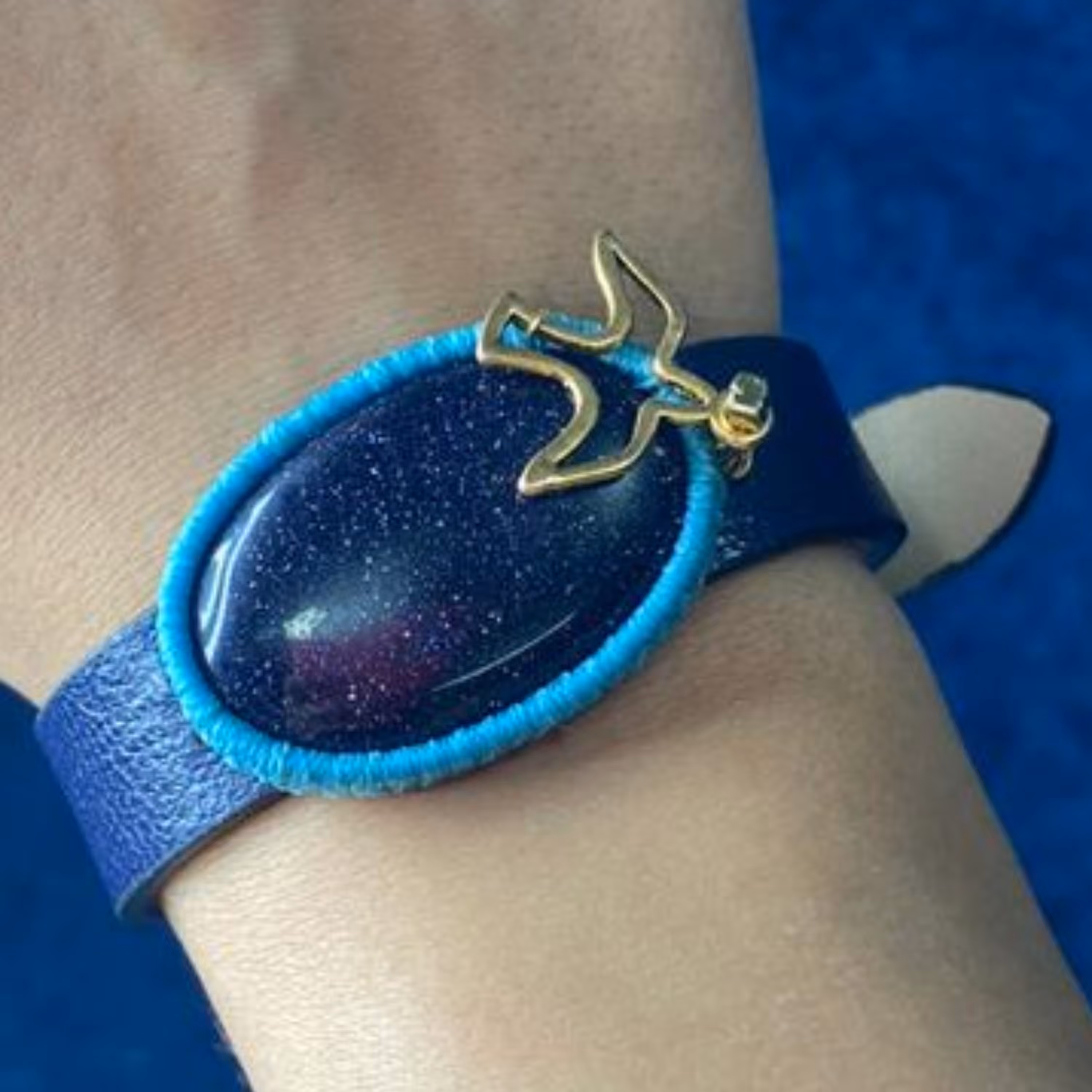 دستبند بند چرم با گوهر سنگ طبیعی دلربا سورمه ای