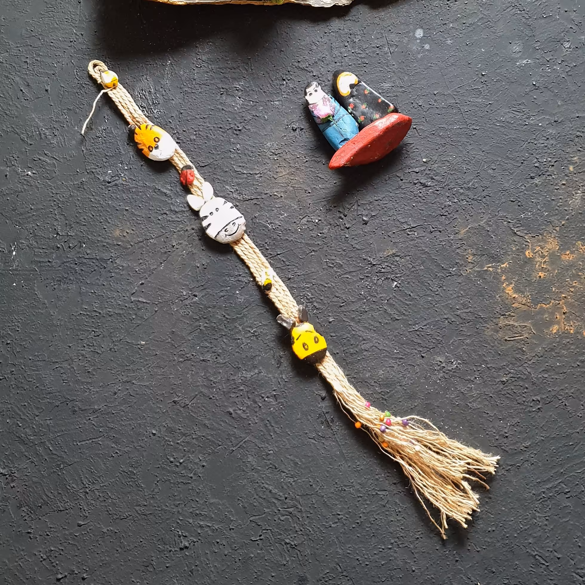 آویز دکوری سنگ و نخ کنف