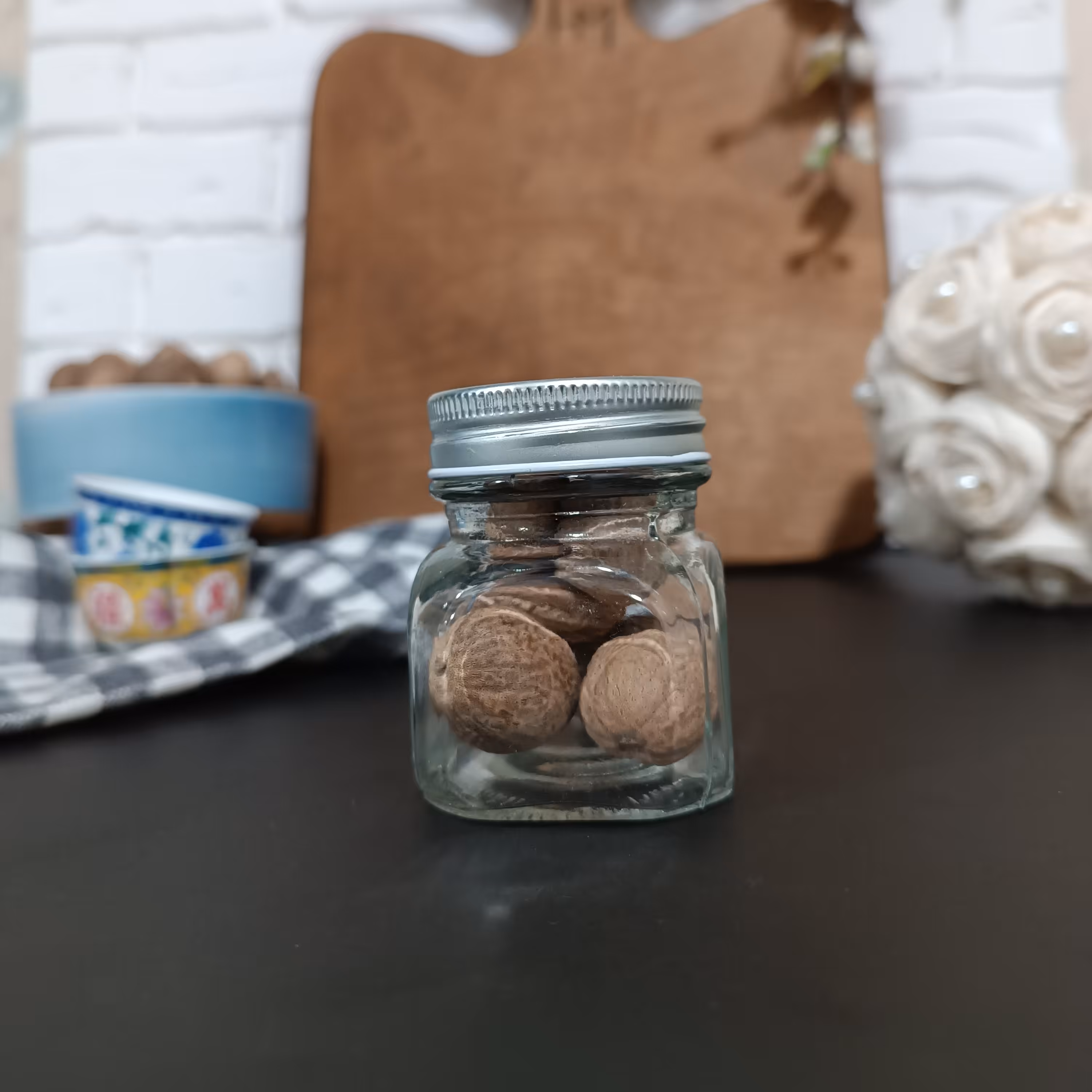 جوز هندی درجه یک 25 گرمی ظرف شیشه ای