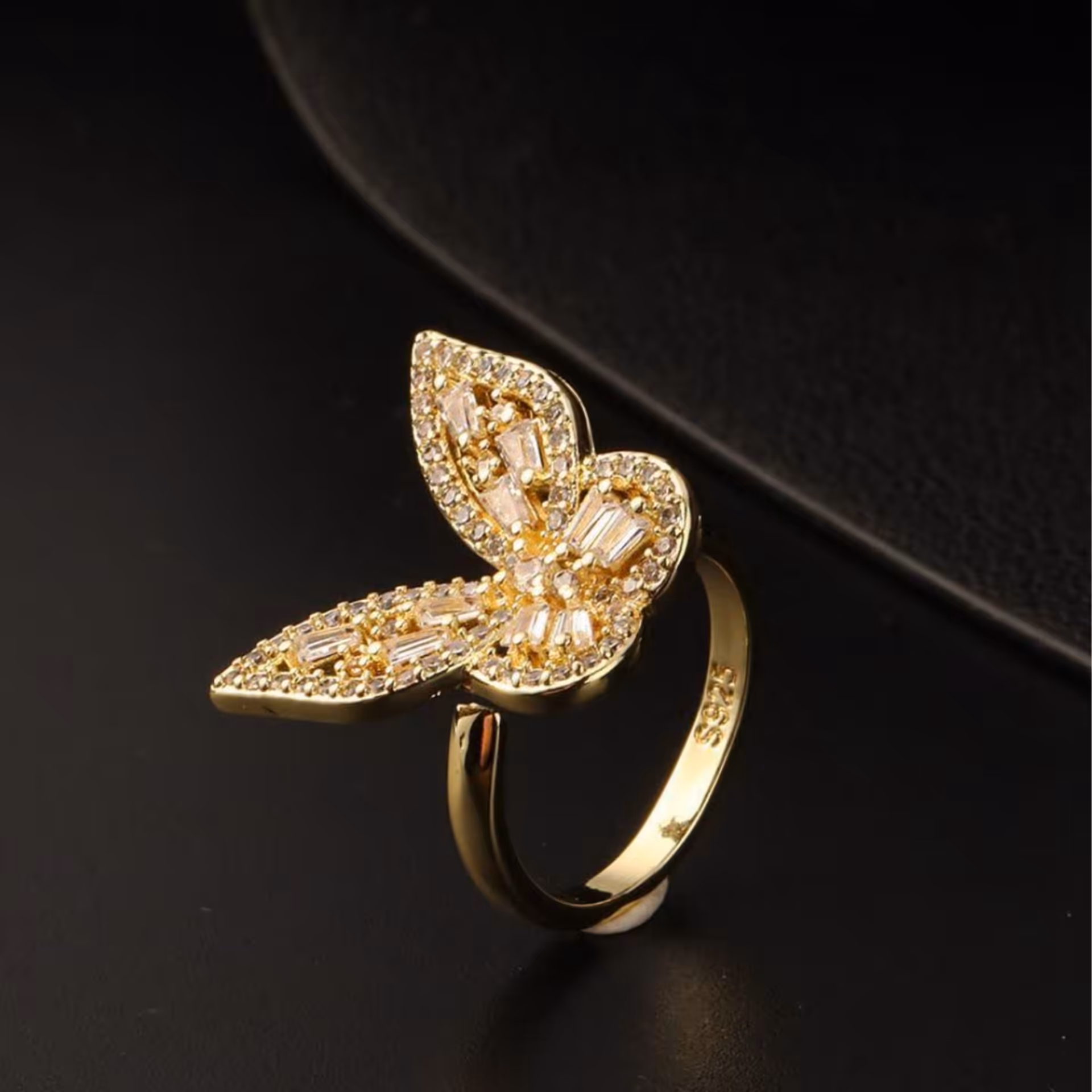 انگشتر پروانه پرنگین طلایی رنگ سایز کوچک رنگ ثابت و نگین ثابت 