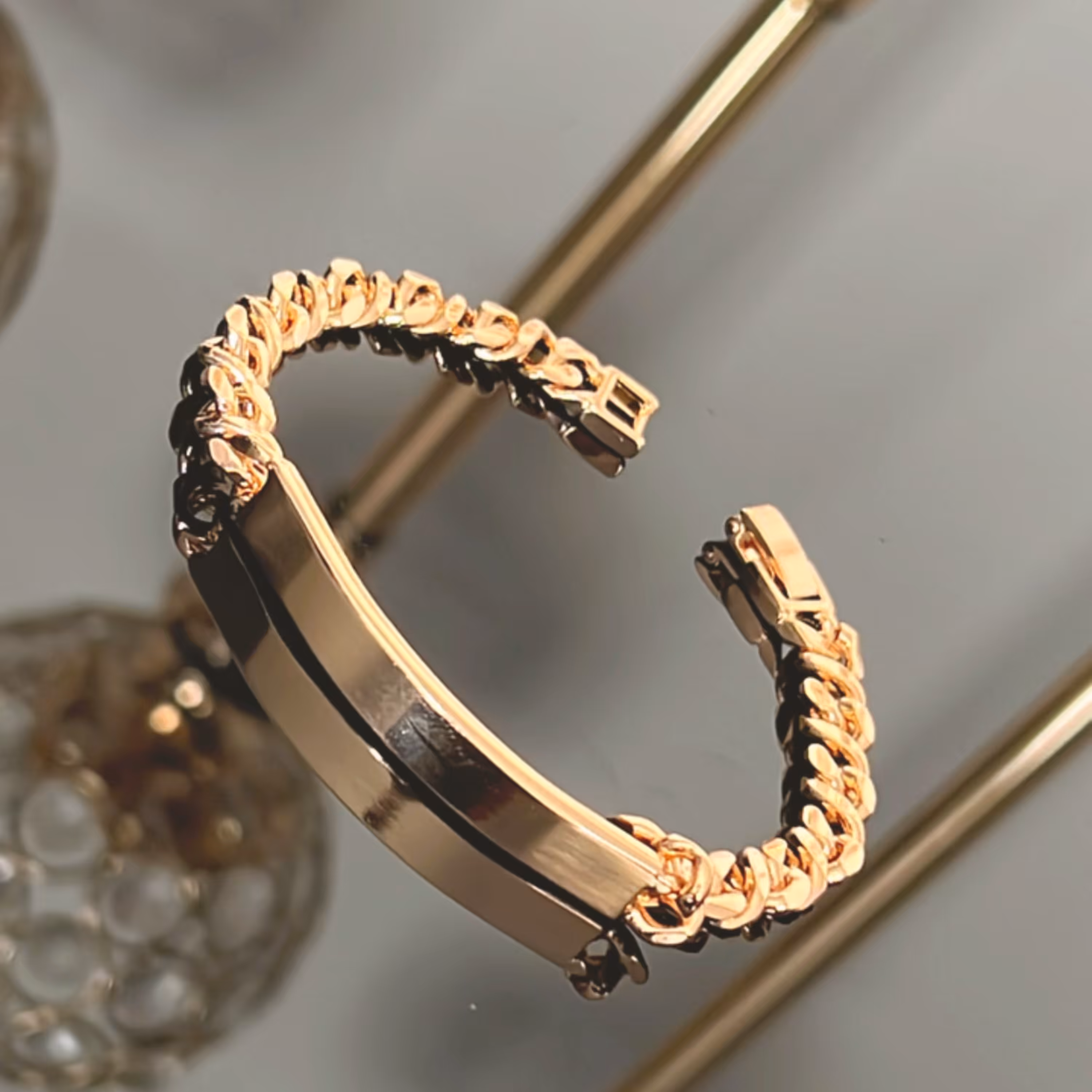 دستبند کارتیه با پلاک کاملا مشابه طلا و رنگذثابت با طلا مو نمیزنه