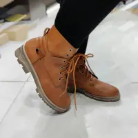 نیم بوت زنانه مدل تیمبرلند پرچمی در سه رنگ مشکی ،قهوه ای و عسلی شیک و زیبا، کیف و کفش زرد _زردشوز