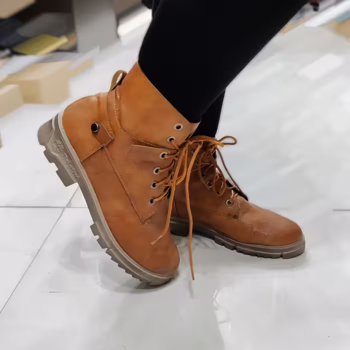 نیم بوت زنانه مدل تیمبرلند پرچمی در سه رنگ مشکی ،قهوه ای و عسلی شیک و زیبا، کیف و کفش زرد _زردشوز