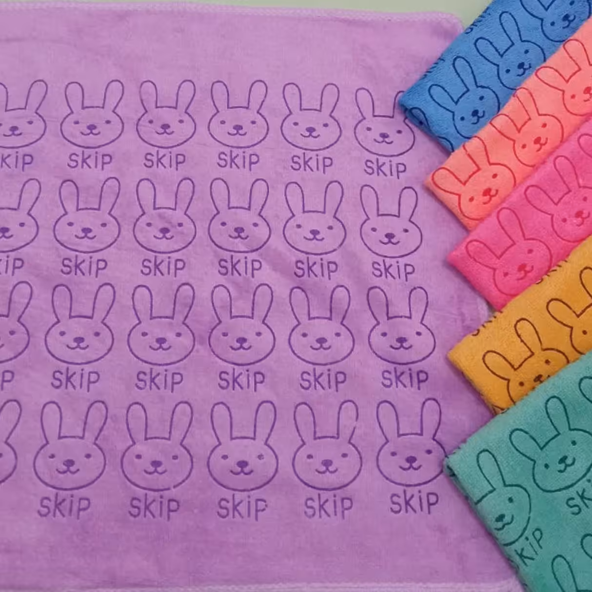 حوله دست و صورت خرگوشی