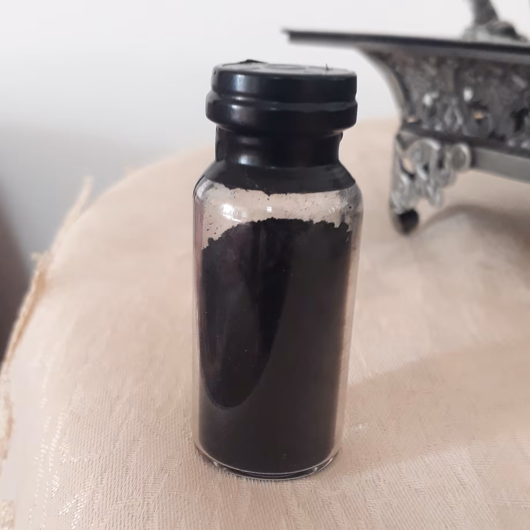 سرمه دست ساز خانگی ،کاملا طبیعی و دستی ،تهیه شده با مواد طبیعی  ،دمبه و موم عسل،بسته بندی بهداشتی وعالی