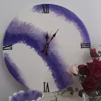 ساعت رزین بسیار زیبا  سایز بزرگ قطر 60 موتور آرام گرد بی صدا 