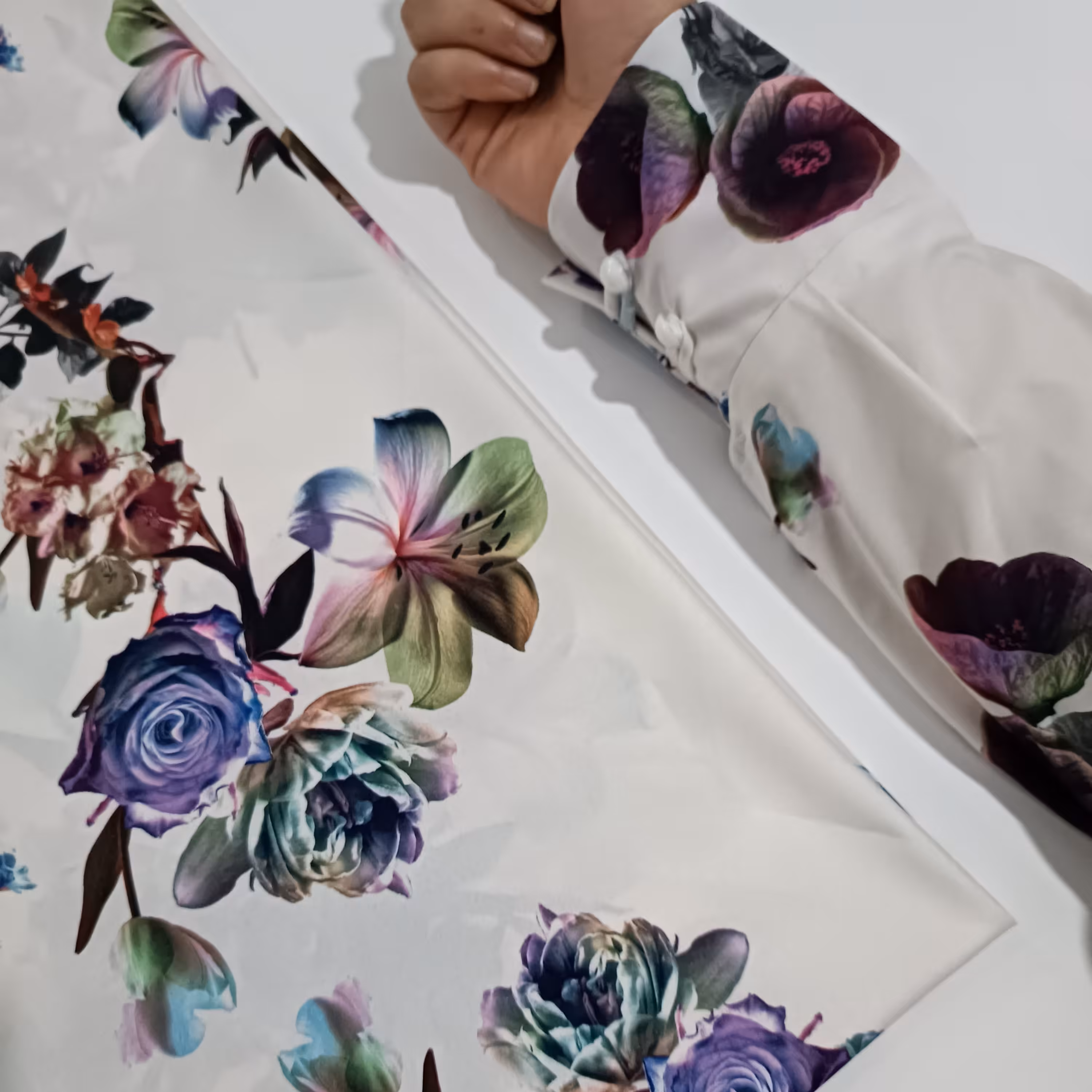 ست روسری و ساق دست سوپر سافت بسیار زیبا  زمینه سفید با طرح گل های بهاری