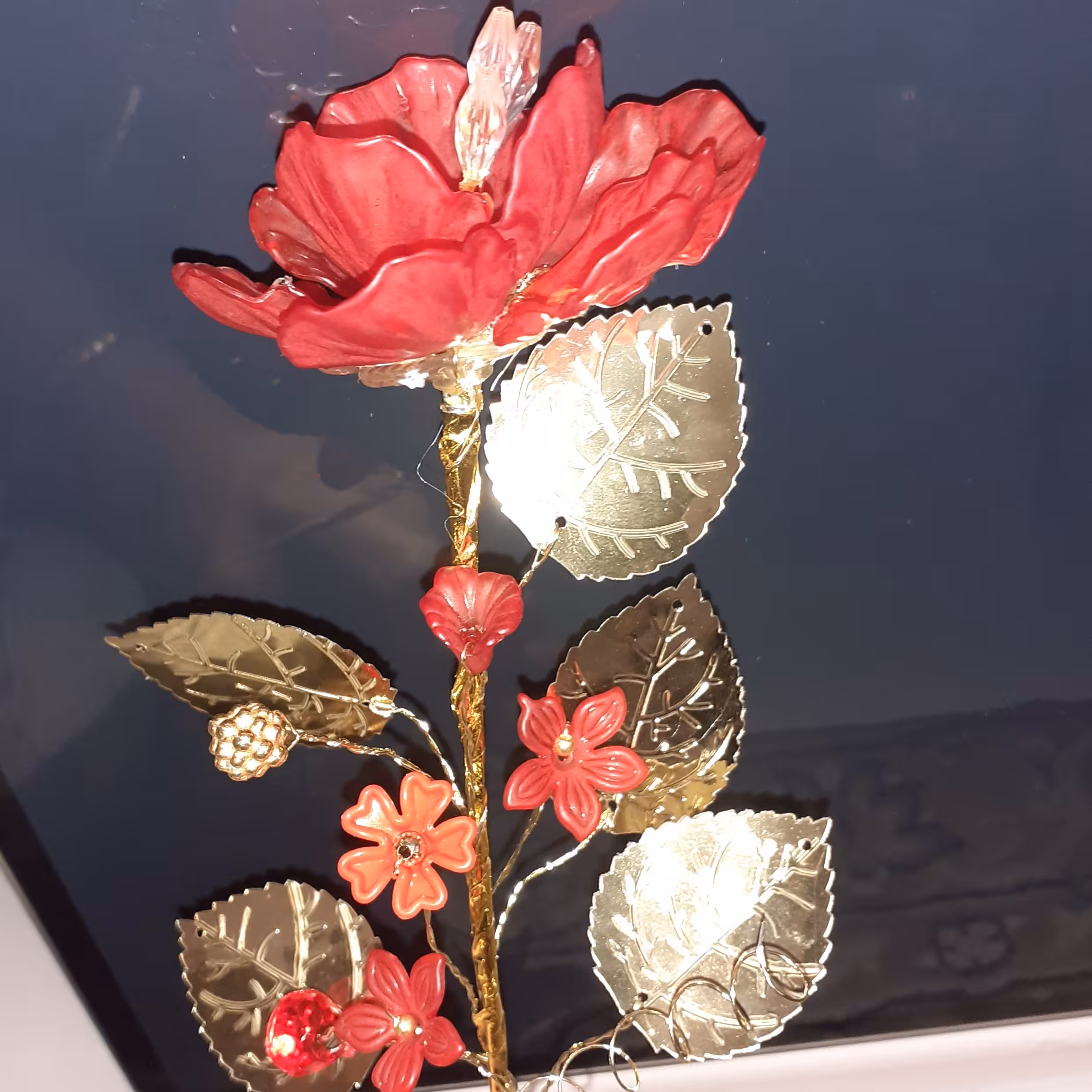 گل های سرخ داخل تنگ