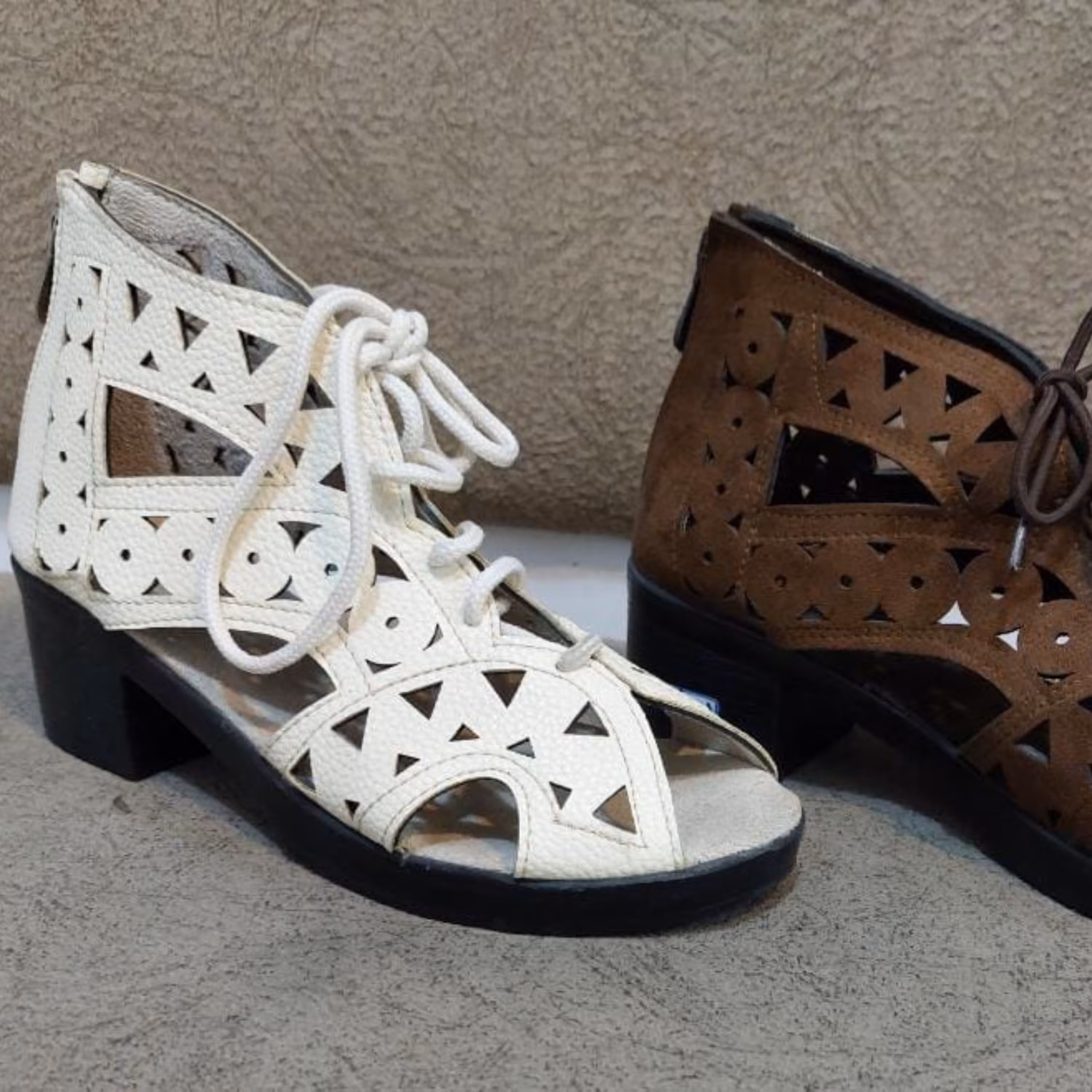 کفش زنانه طرح پروانه در دو جنس مخمل و چرم 