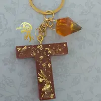 جاکلیدی رزینی حرفT رنگ قهوه ای باورق طلا  واویزالماس یک عدد