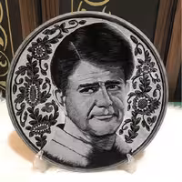 بشقاب دیوارکوب سنگی طرح چهره استاد شجریان