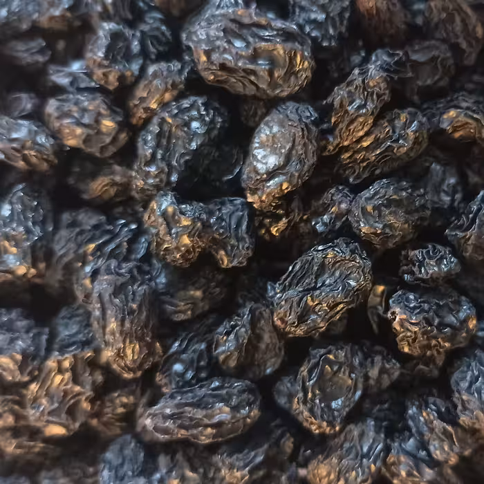 مویز سیاه بی دانه امسالی 4500 گرمی با ارسال رایگان و تضمین کیفیت 