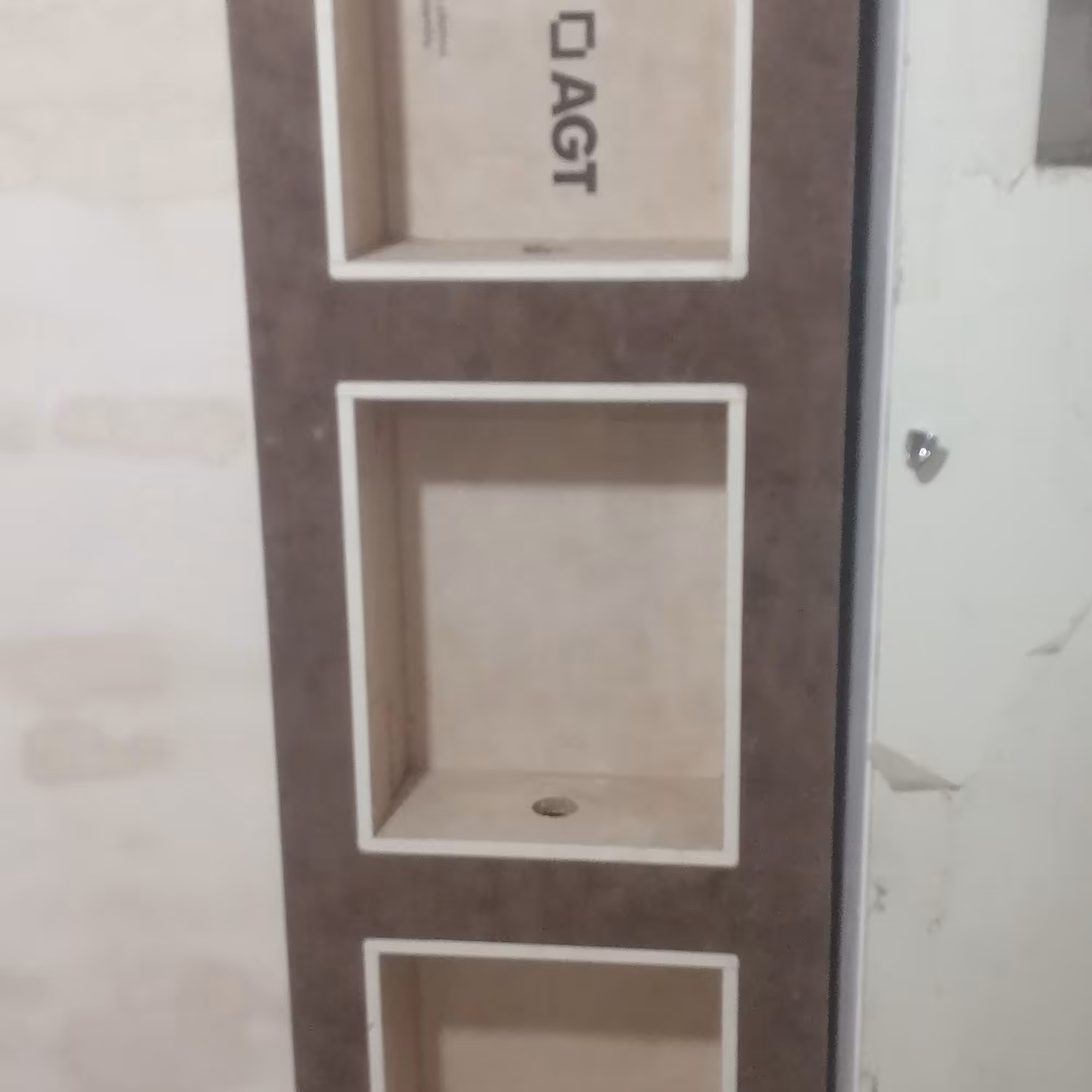 دکوری ایستاده مدل باکس تونلی 0به همراه حالوژن چشمی جنس کار هایگلاس ترک به رنگ کرم قهوه ای ابعاد 220ارتفاع عرض57 عمق 20