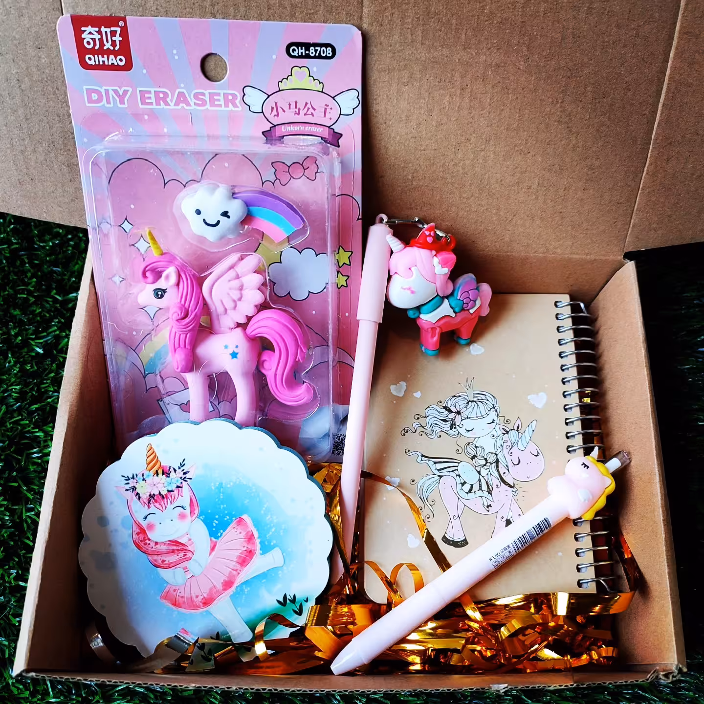 باکس هدیه دخترانه با تم یونیکورن کاربردی و زیبا شامل اینه و مداد و روان نویس و پاک کن و دفترچه 