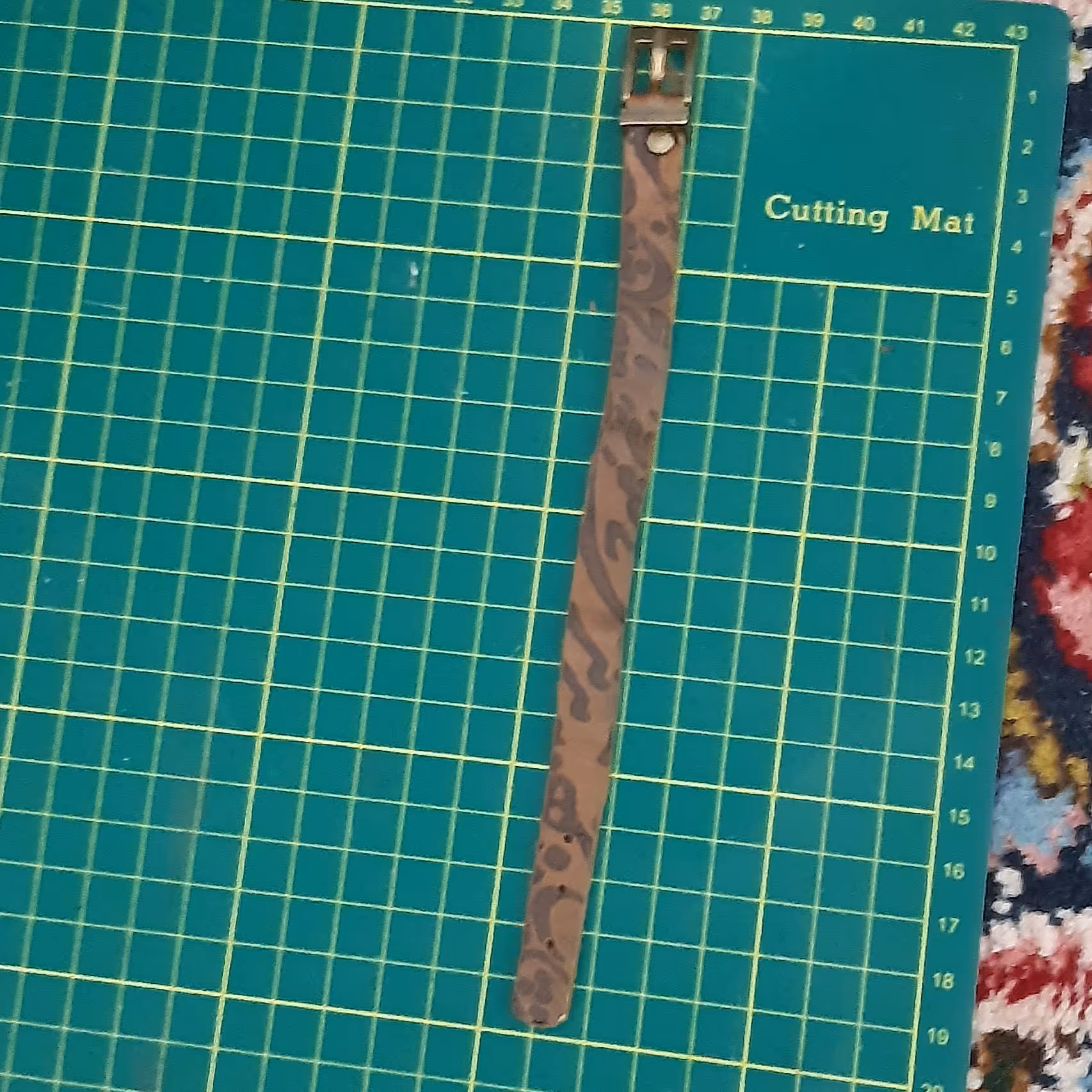 دستبد 19دریک سانتیمتری چرم طبیعی بز باسگک زردقلم ونگه دارنده چرم نقش برجسته(عشق ودیگرهیچ)بادرج نام سازنده