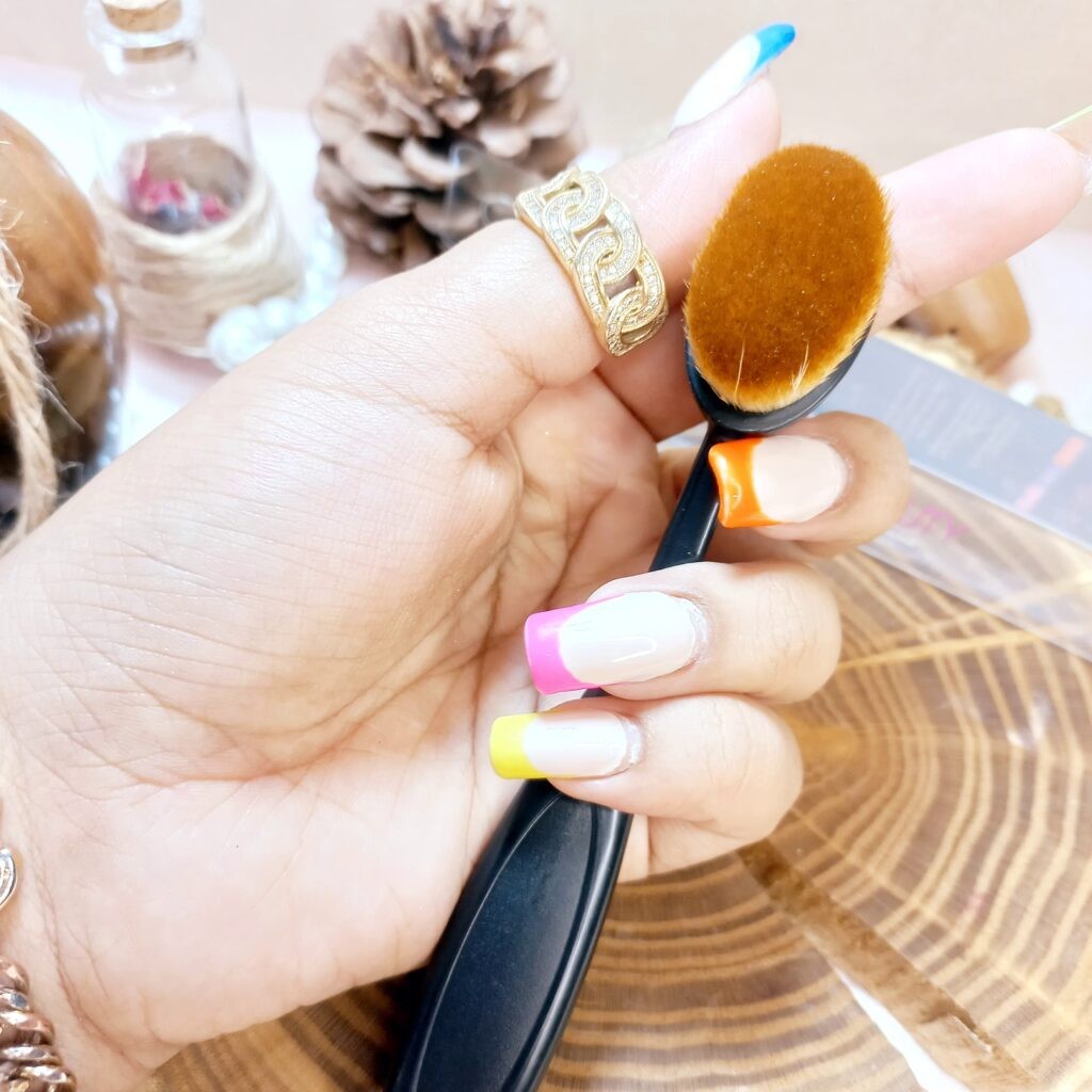 براش کرمپودر مدل قاشقی   دارای دسته جهت استفاده راحت تر  دارای مو های مصنوعی با کیفیت جهت پخش کرمپودر و مواد آرایشی