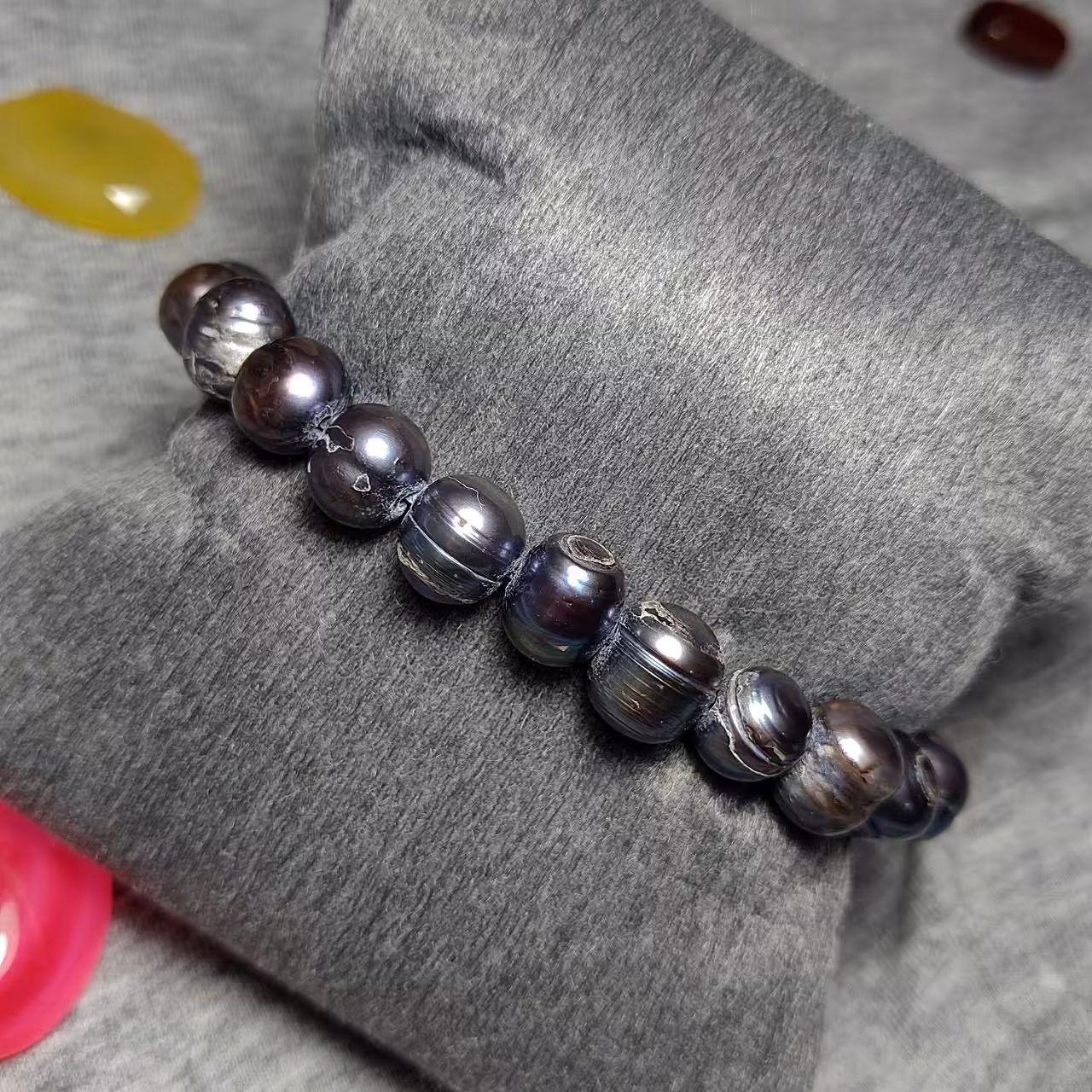  دستبند فوق العاده زیبا با مهره های دانه درشت مروارید مشکی طبیعی 
کد  28253
