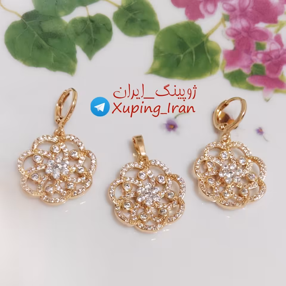 نیم ست ژوپینگ Xuping درشت طرح گل نگین دار طلایی شامل گوشواره و پلاک بدون زنجیر نیمست
