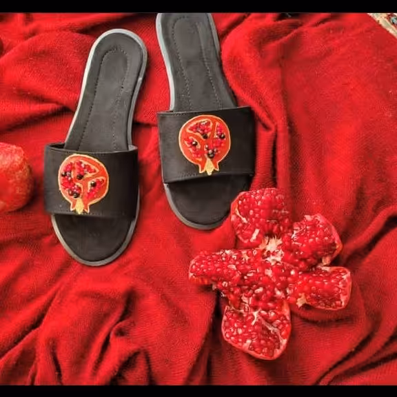 صندل مشکی با طرح انار