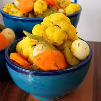 ترشی گل کلم مخلوط زرد ده کیلویی تهیه شده از بهترین مواد اولیه