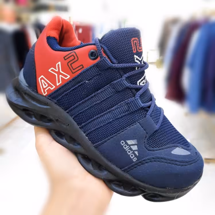 کتونی آدیداس
کیفیت بالا و سبک و راحت 
سایز بندی 31_35