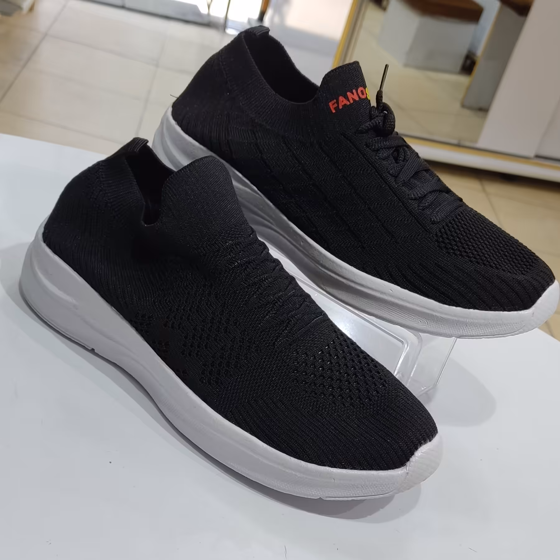 کفش جورابی در دو طرح