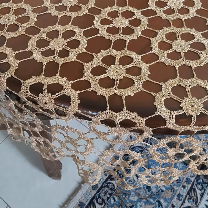 رومیزی مناسب برای میز 10 تا 12 نفره با فت بسیار ظریف و شیک با نخ ابریشمی