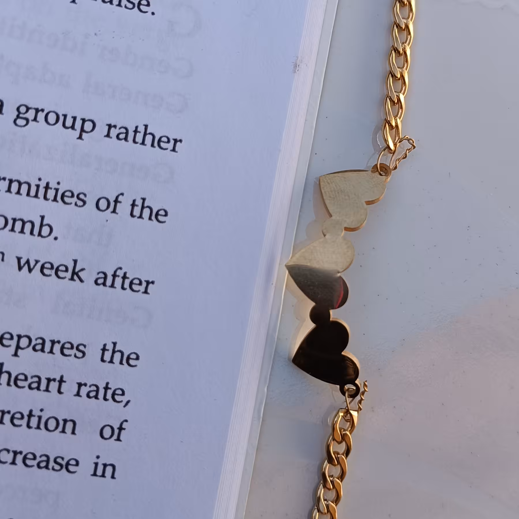 دستبند طلایی رنگ ثابت کارتیر  طرح قلب (کد05)