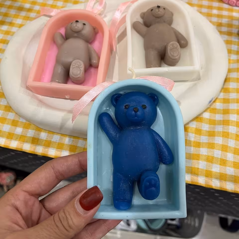 شمع زیبای خرس و طاقچه قابل اجرا در هر تعداد با هر رنگی مناسب دیزاین هدیه گیفت پارافین مصرفی مو مثلی