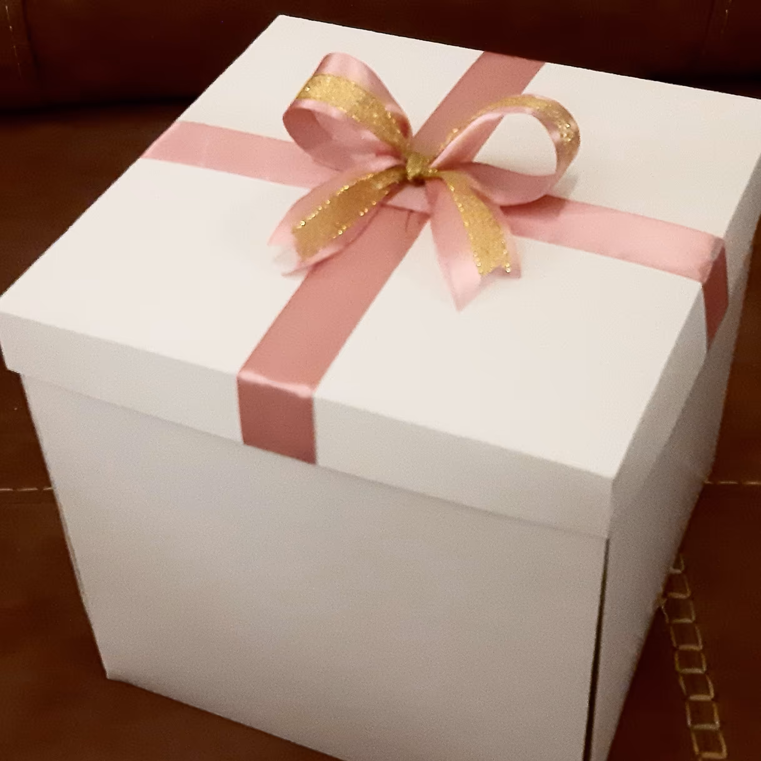 جعبه کادو 30در30عمق15 با مقوای ایندربرد به رنگ سفید و میشه یا ربان بخوره یا طلق