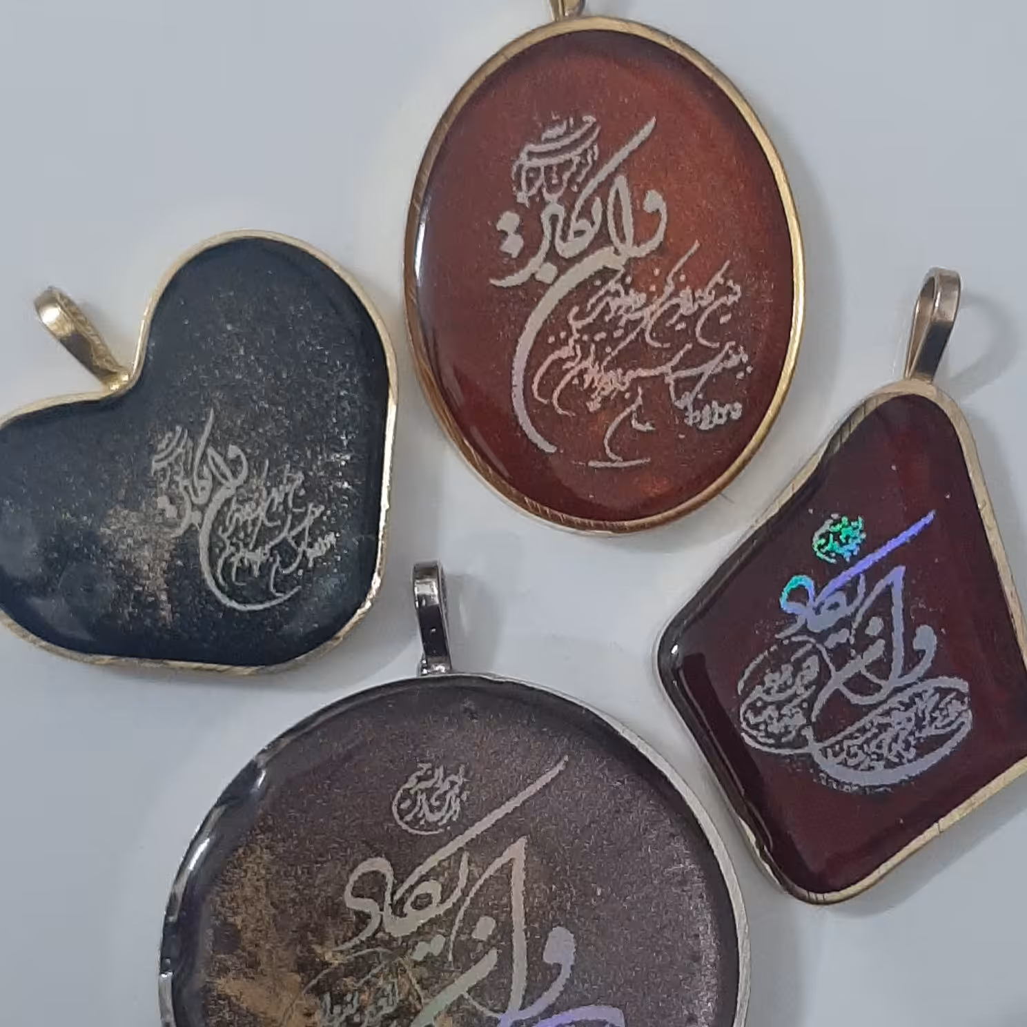 گردنبند رزینی وان یکاد ،با فریم برنجی و رنگ ثابت